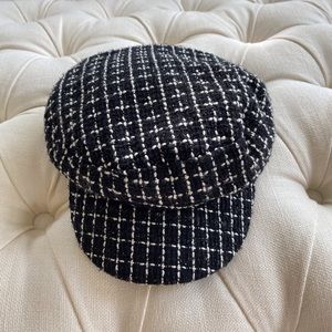 Black tweed hat with stitching Stradivarius